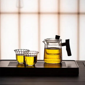 Mini Bule Canelado com Infusor – Elegância e Praticidade para Suas Bebidas